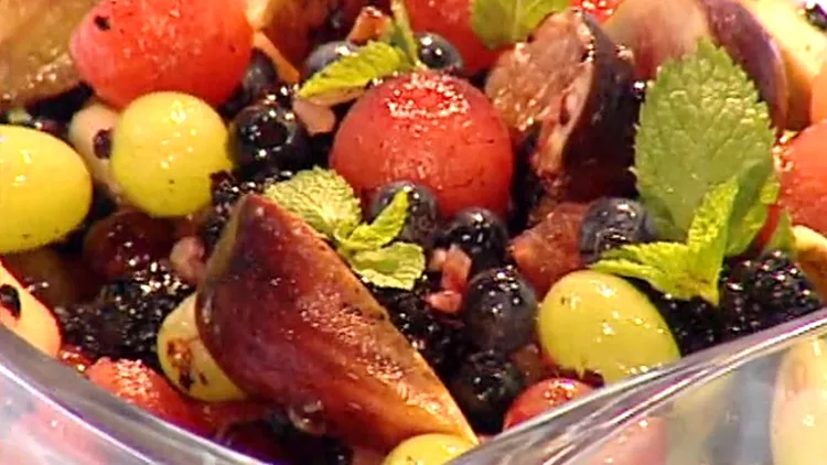 אהרוני מכין מרק פירות עם סורבה תותים