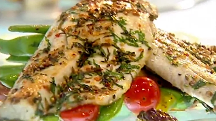 אהרוני מכין פילה לברק עם סלט שעועית ועגבניות שרי