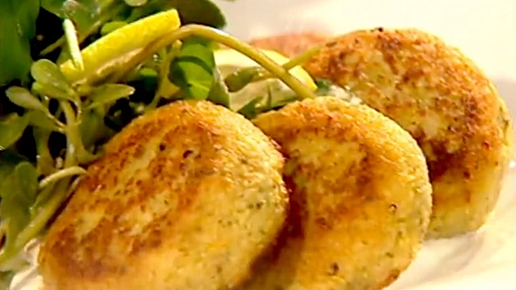 אהרוני מכין לביבות ארטישוק