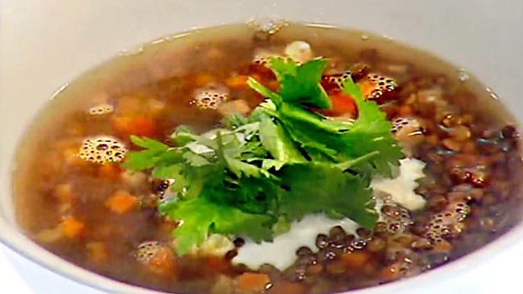 אהרוני מכין מרק עדשים ויוגורט