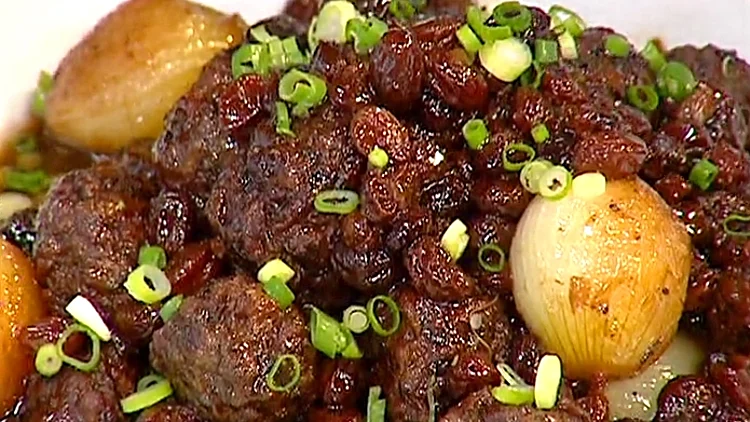 אהרוני מכין קציצות כבש