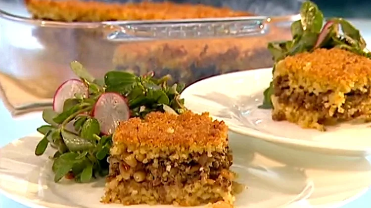 אהרוני מכין קובה בתבנית במילוי בשר טחון