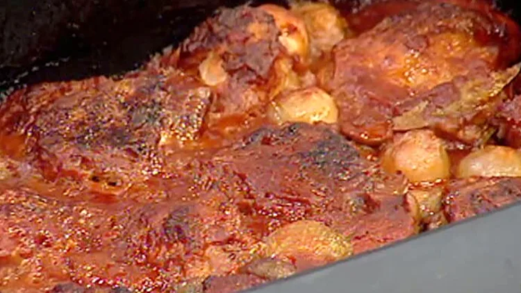 אהרוני מכין תבשיל עוף ברוטב עגבניות