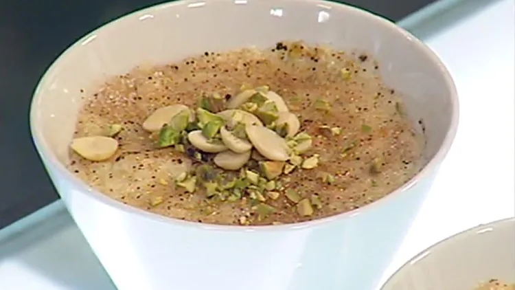 אהרוני מכין פודינג אורז מתובל