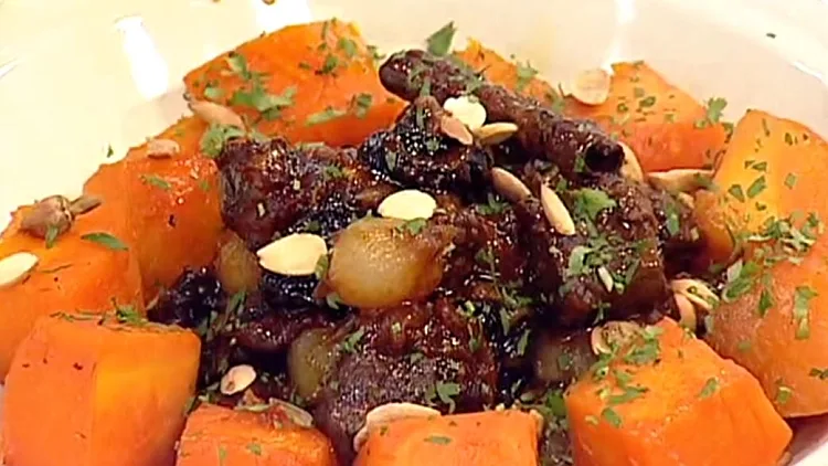 אהרוני מכין טאג'ין כבש עם שזיפים מיובשים וקוביות דלעת