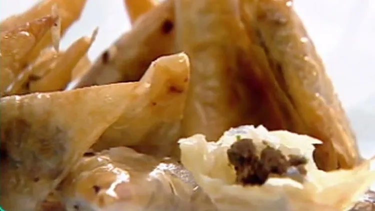 אהרוני מכין פסטלים במילוי בשר