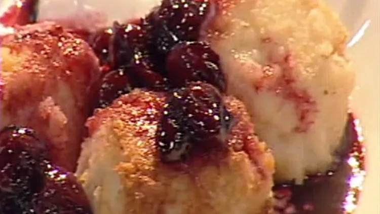 אהרוני מכין כופתאות גבינה עם דובדבנים