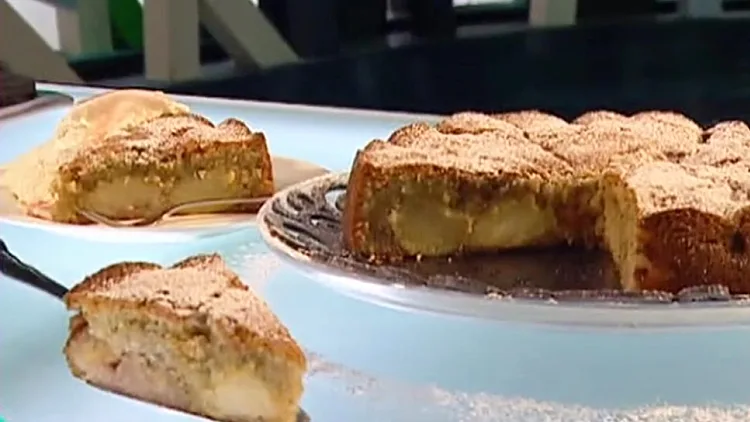 אהרוני מכין עוגת אפרסקים