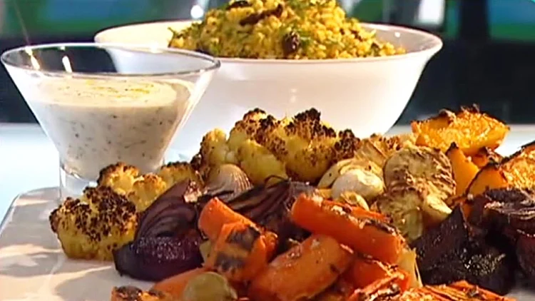 אהרוני מכין ירקות צלויים בתנור עם תבשיל חיטה