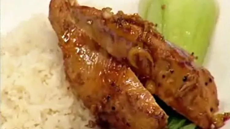 אהרוני מכין חזה עוף עם בק צ'וי ואורז לבן