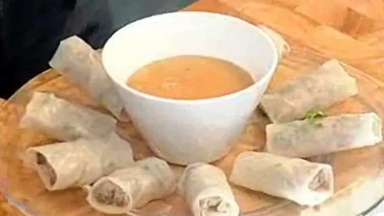 אהרוני מכין רולים מדפי אורז במילוי בשר טחון ורוטב בוטנים חריף