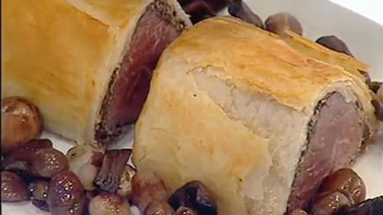 אהרוני מכין פילה בקר שלם עטוף בבצק פילו