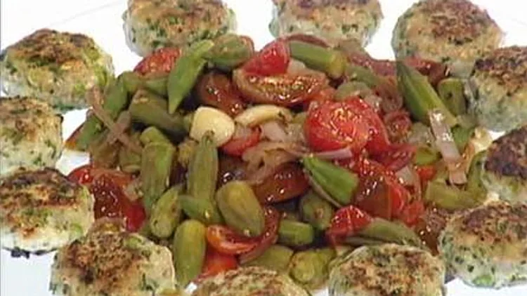 אהרוני מכין קציצות דגים עם במיה