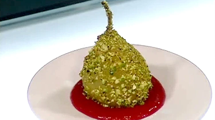 אגסים בציפוי פיסטוקים עם רוטב פטל