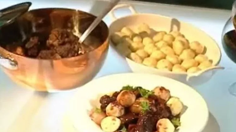 אהרוני מכין ביף בורגיניון עם כופתאות תפוחי אדמה