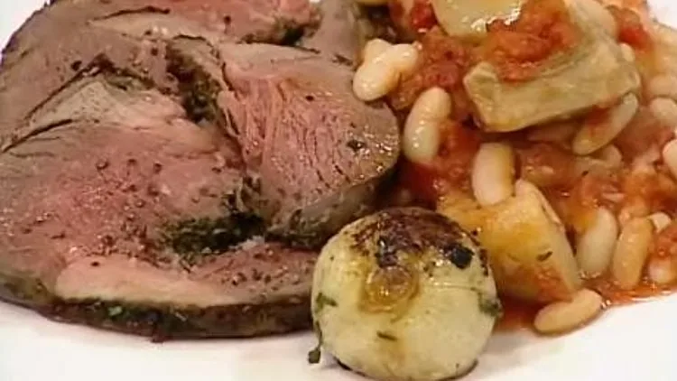 שוק טלה במילוי עשבי תיבול ובליווי שעועית ואטישוק