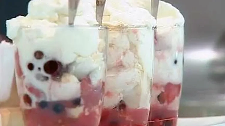 כוסות עם מרנג, תותים, אוכמניות וקצפת