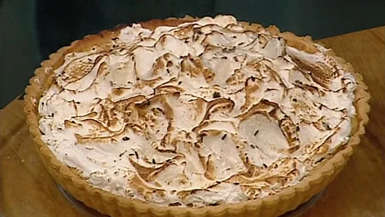 אהרוני מכין טארט קרם לימון