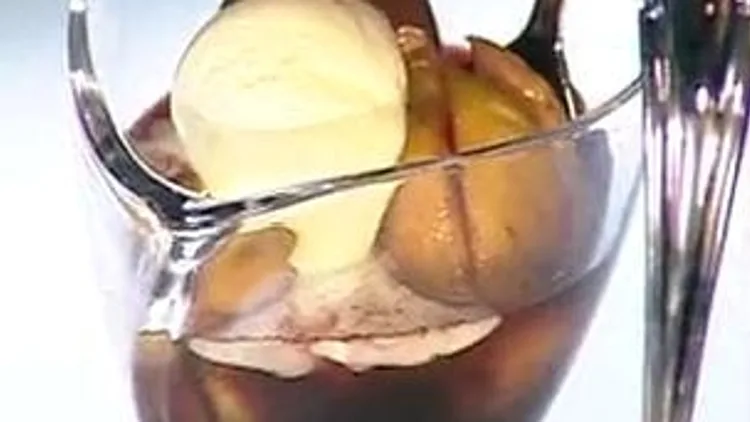 אהרוני מכין תאנים מבושלות עם גלידת וניל