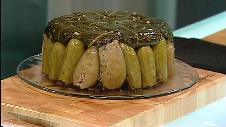 אהרוני מכין מגדל ממולאים של קישואים, בצלים ועלי גפן