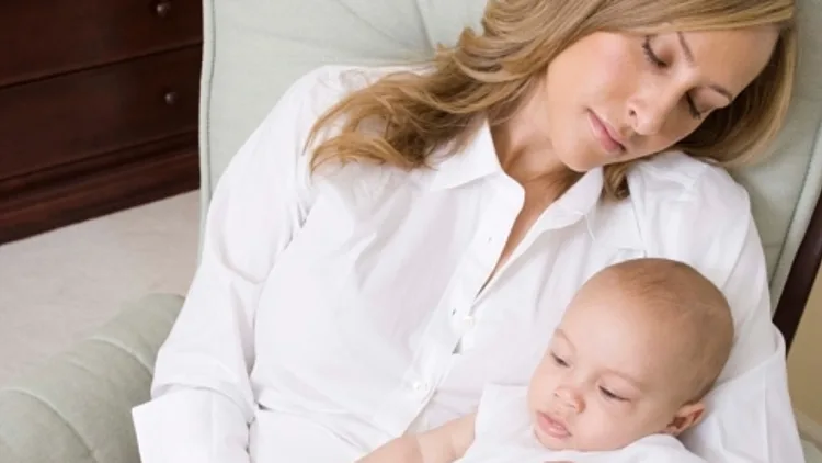 כן, גם לאמהות מותר להיות עייפות: על קרב הפייסבוק בעניין "האמא המושלמת"