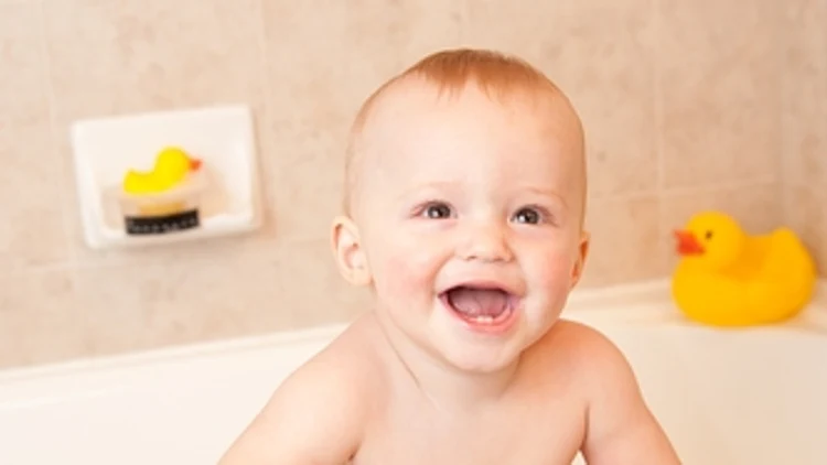 תינוק באמבטיה