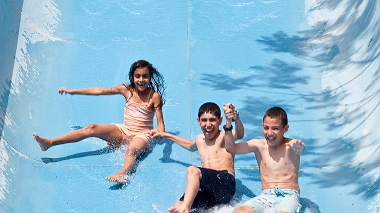 פארק נחשונית מגלשת מים