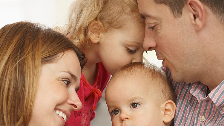 זוג הורים וזוג ילדות