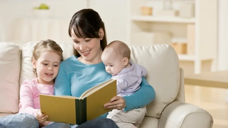אמא וילדים קוראים סיפור