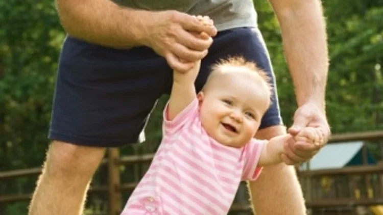 אבא מנסה מוליך את התינוק שלו