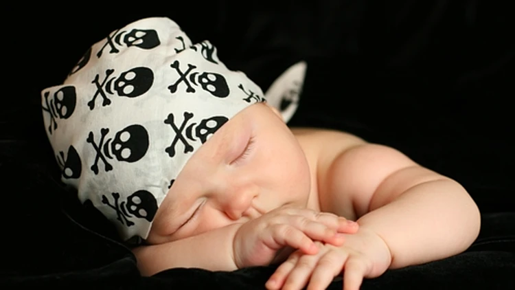 תינוק ישן עם בנדנה של גולגלות