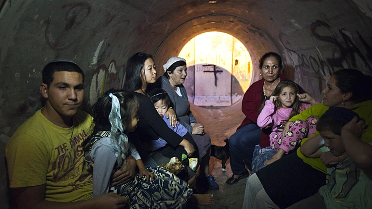 תושבים בניצן תופסי מחסה בזמן אזעקה