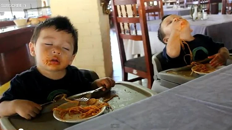 אם.ג'יי ואיי.ג'יי נאסול נרדמים על הצלחת