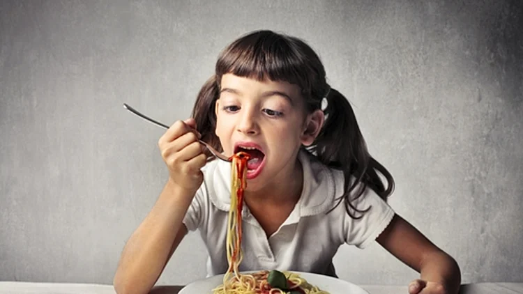 ילדה אוכלת פסטה
