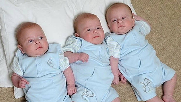 שלישייה זהה של משפחת צ'אלווין