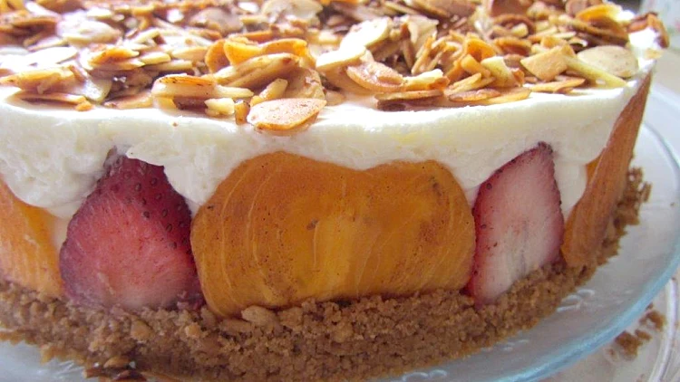 עוגת גבינה קרה עם פירות ושקדים מקורמלים