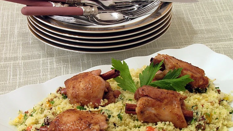 פרגיות מגולגלות על מצע סלט קוסקוס