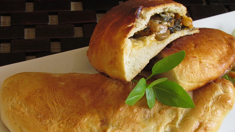 מתכון לקלצונה במילוי גבינות, פטריות ותרד