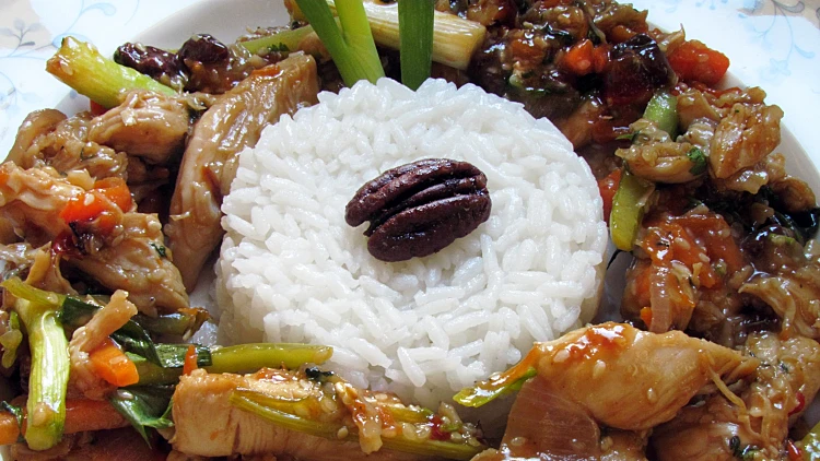 נתחי עוף מוקפצים עם ירקות ואורז