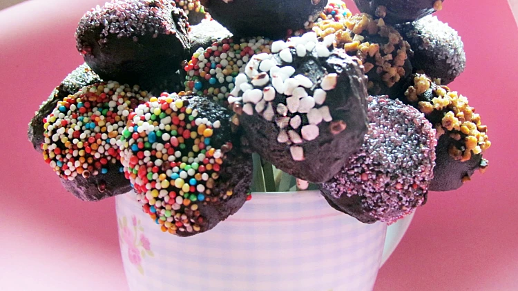 כדורי שוקולד בציפוי שוקולד וסוכריות