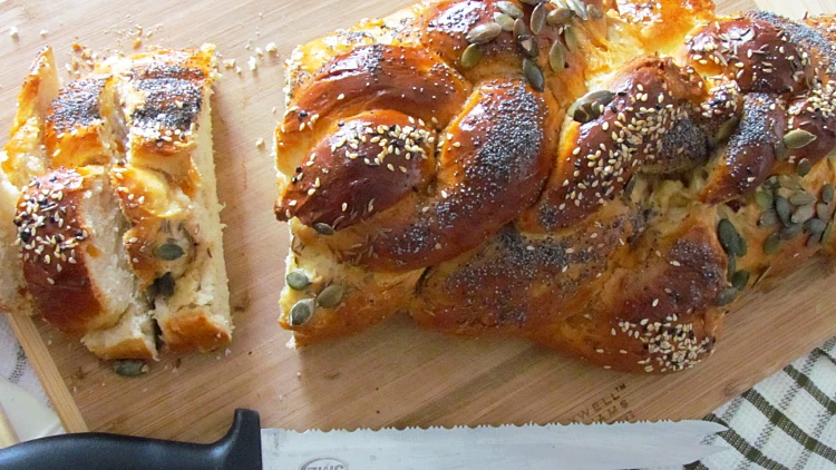 חלת דבש עם תפוחים וצנוברים