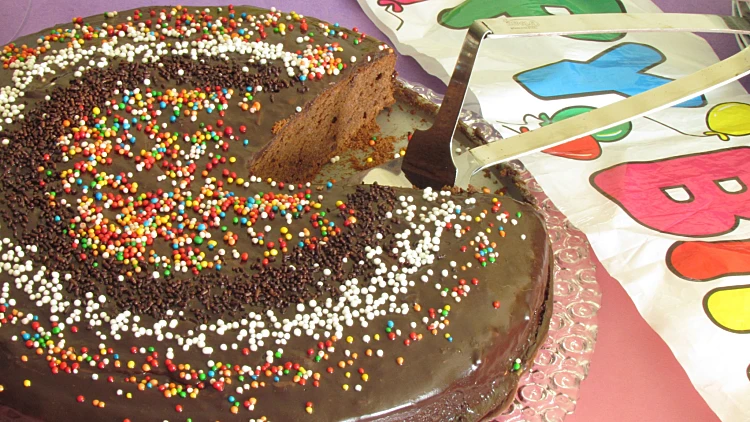 עוגת שוקולד עם סוכריות צבעוניות