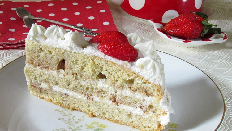 עוגת קצפת ותותים