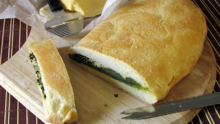 מאפה בצק פיצה במילוי תרד וגבינות