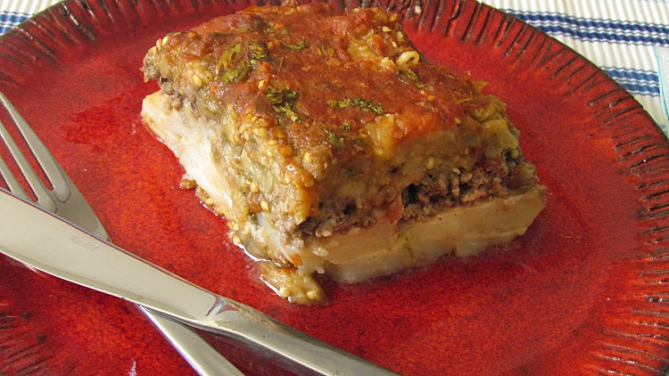 שכבות תפוחי אדמה עם בשר וחצילים