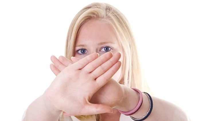 אישה דורשת לעצור