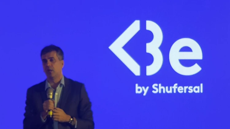 שר הכלכלה אלי כהן במסיבת עיתונאים של חברת "שופרסל"