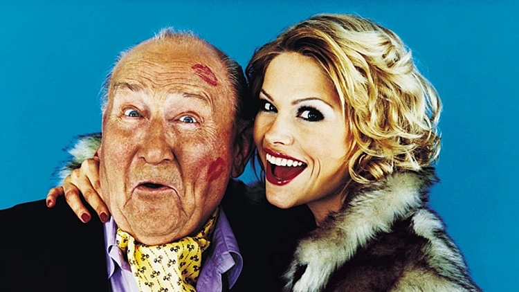 גבר מבוגר ובחורה צעירה במעיל פרווה