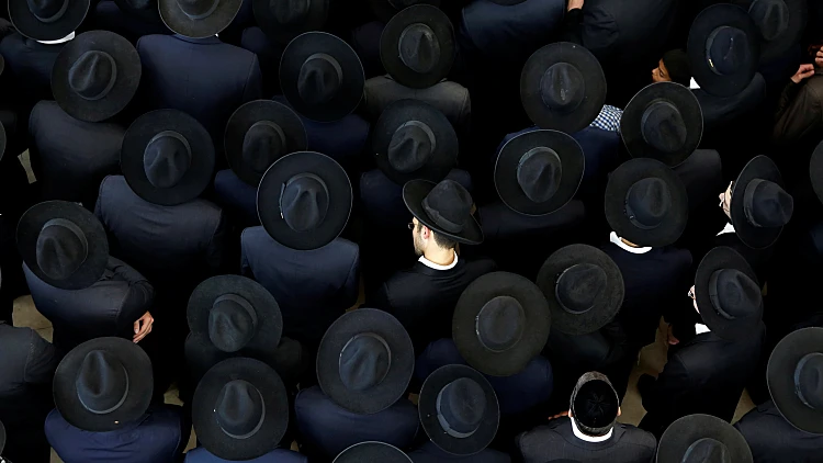 חרדים משתתפים בהלווית הרב משה מרדכי חדש בירושלים