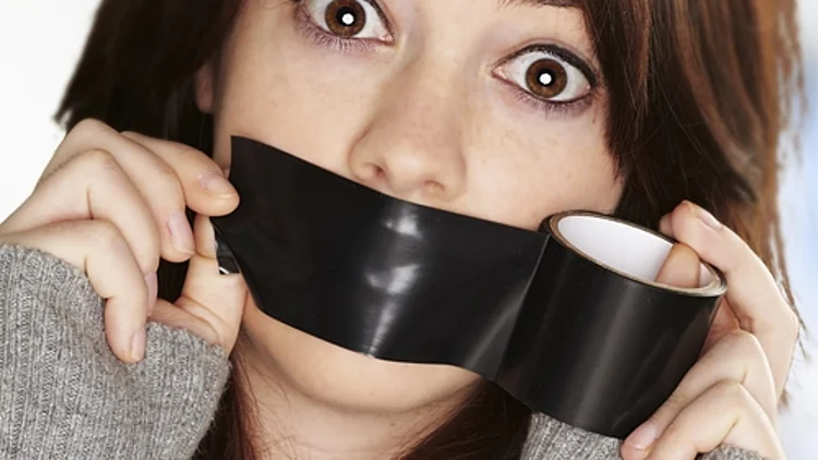 אישה צעירה עם מסקינטייפ על הפה